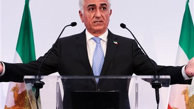 ولي العهد الإيراني السابق يعتزم العودة إلى إيران ويدعو المتظاهرين لمواصلة الاحتجاج