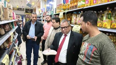 سكرتير عام مساعد سوهاج يتفقد أسواق طهطا.. ويقود حملة لإزالةالإشغالات وضبط الأسعار