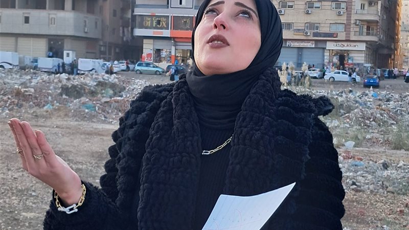 سيدة تستغيث بالأجهزة