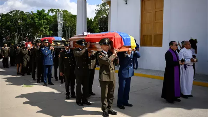 أفراد عسكريون يحملون