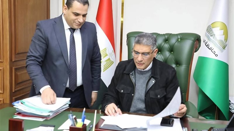 محافظ الجيزة أثناء