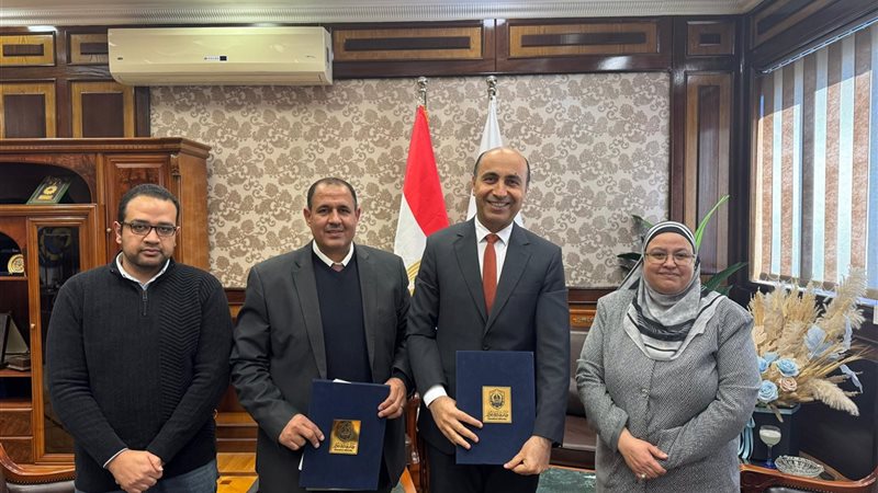 جانب من توقيع البروتوكول