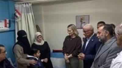 وزيرة خارجية أيرلندا تتفقد المصابين والمرضى الفلسطينيين في مستشفى العريش