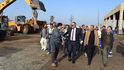 رئيس شركة الصرف الصحي يتابع أعمال رفع كفاءة معدات القابضة لمياه القناة