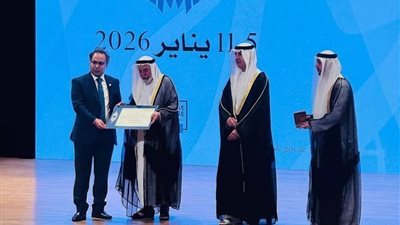 رئيس جامعة القاهرة يهنئ عميد كلية دار العلوم لتكريمه في مهرجان الشارقة للشعر العربي