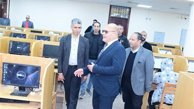 رئيس جامعة سوهاج يتفقد سير امتحانات كلية طب وجراحة الفم والأسنان| صور 
