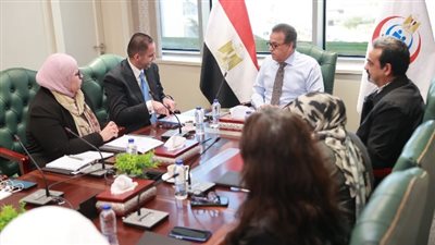 وزير الصحة يبحث تكليف أعضاء المهن الطبية وتوزيعهم على المنشآت الطبية
