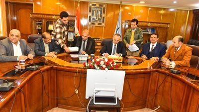 محافظ أسيوط يوقع بروتوكولًا مع بنكي الأهلي ومصر لاستغلال أرض مصنع الغزل 