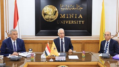 رئيس جامعة المنيا يترأس اجتماع مجلس إدارة المستشفيات الجامعية 