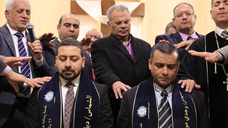 القس اندرية ذكي أثناء