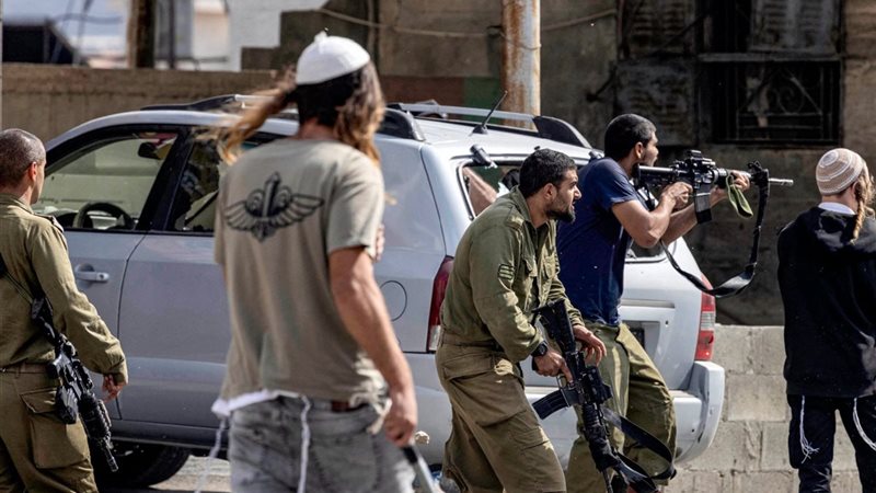 مستوطنون يعتدون على