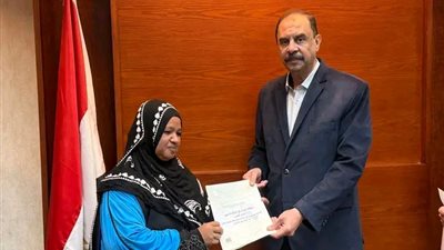 محافظ سوهاج يسلم عقود تقنين أراضي الدولة للمواطنين 