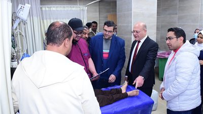 رئيس جامعة سوهاج يلتقي بالمرضى داخل مستشفى الطوارئ الجديد 