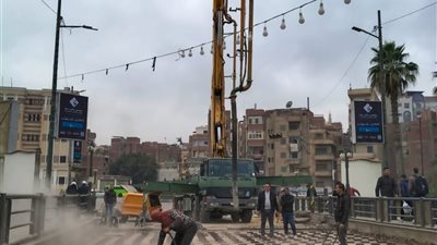 محافظ المنوفية يتفقد أعمال وضع الطبقة السطحية الأسمنتية بكوبري مبارك بشبين الكوم 