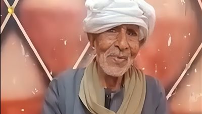 من الابن إلى الحفيدة.. جد أسيوطي يتحدى العمر ويمحو أميته في سن الـ91