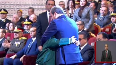 ابن شهيد الشرطة يطلب من الرئيس السيسي أن يكون ضابطًا مثل والده