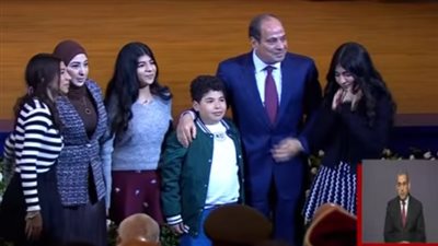 السيسي يكرم أسرة الشهيد رامي هلال في عيد الشرطة