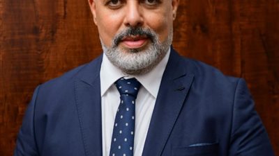 رئيس شعبة الذهب يوضح أسباب قفزة الأونصة بنسبة 1.6% وتسجيلها مستوى تاريخيًا