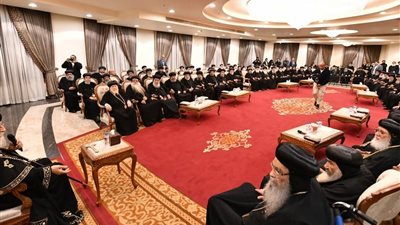 المطارنة والأساقفة يستقبلون البابا تواضروس بعد رحلة علاجه بالمقر البابوي 