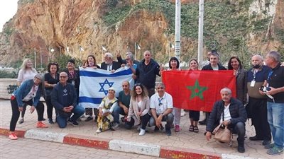 رفع العلم الإسرائيلي على الحدود المغربية الجزائرية يثير موجة غضب واسعة.. تفاصيل