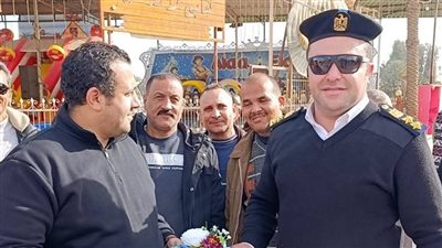 بالورود.. مشهد إنساني رائع لقيادات مركز شرطة طهطا في عيد الشرطة