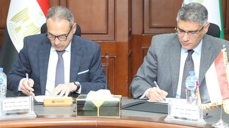 النجار والأتربي أثناء