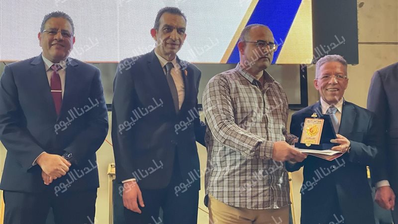 الأعصر يتسلم درع