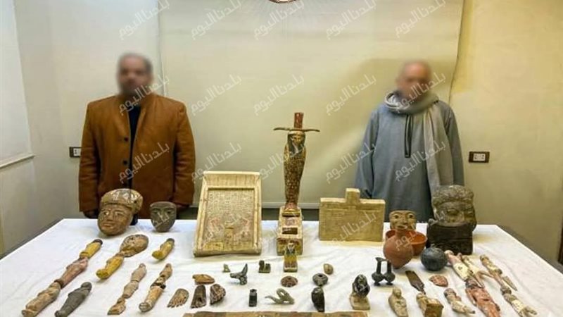 صورة المتهمين بحوزتهم