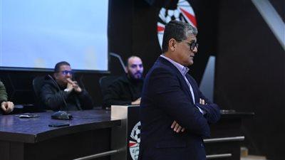 أوسكار رويز يعقد اجتماعًا فنيًا مع حكام دوري نايل