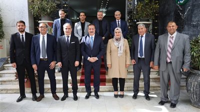 محافظ المنوفية يلتقي وفد مجلس أمناء مدينة السادات لتعزيز أطر التعاون المشترك