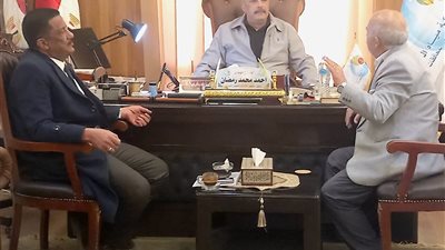 نائب الإسماعيلية يبحث أزمة انقطاع مياه الشرب بالتل الكبير والقصاصين مع رئيس مياه القناة