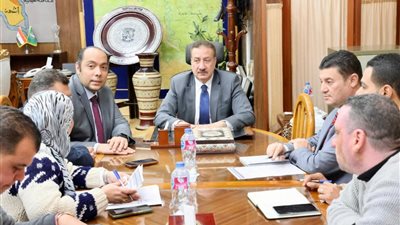 محافظ المنوفية يناقش الموقف التنفيذي لأعمال المشروعات المتبقية بقطاعات الطرق ومياه الشرب