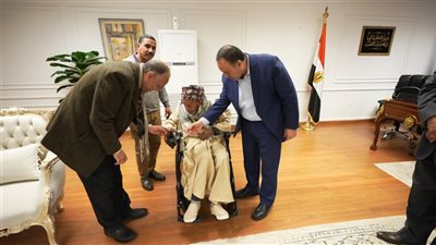 محافظ أسيوط يمنح مسنًا كرسياً متحركاً كهربائياً دعمًا لحالته الصحية
