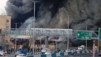 شاهد| حريق ضخم يلتهم سوق جنات آباد في طهران