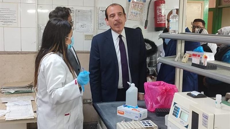 الدكتور عمرو قنديل أثناء جولته بالمستشفى 