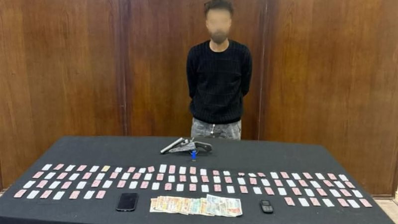 المتهم بحوزة المضبوطات