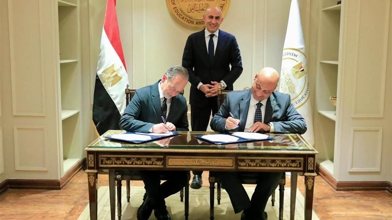 جانب من التوقيع 