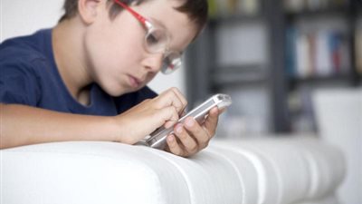 ​الثقة قبل الرقابة.. كيف تحمي طفلك من مخاطر السوشيال ميديا؟