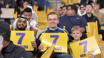 جماهير النصر تدعم كريستيانو رونالدو أثناء مواجهة الاتحاد