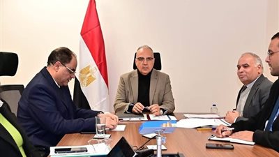 وزير الري يتابع موقف المشروع القومي لضبط نهر النيل وفرعيه