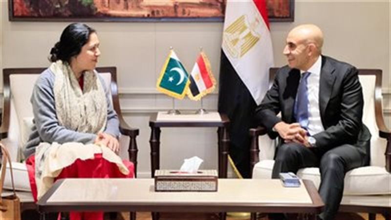 وزير التعليم ونظيرة