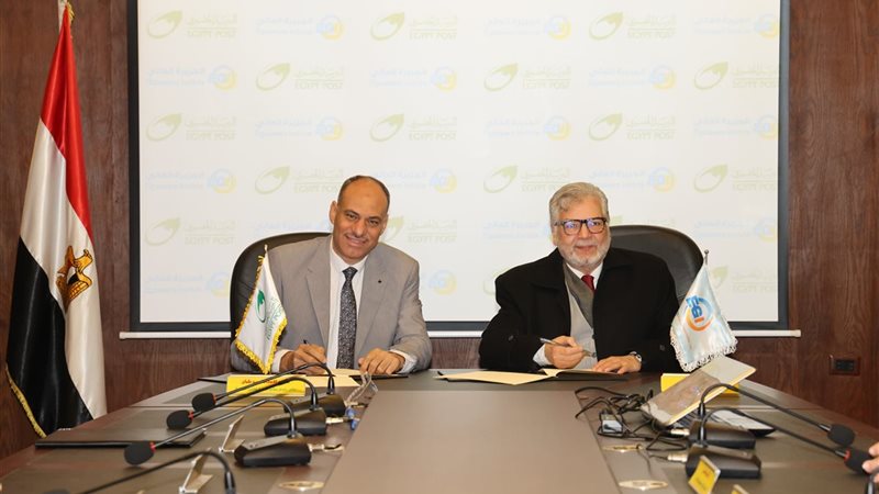 جانب من التوقيع 