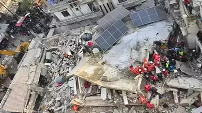 انهيار مبنى سكني