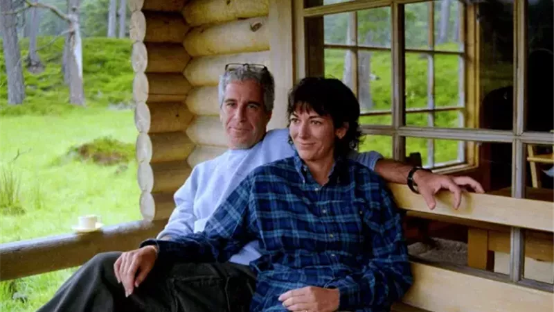 جيلين ماكسويل بجانب