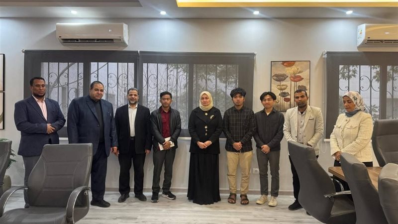 أسرة الطالب الإندونيسي عبد الله وافق بن نزواردي، الذي وافته 