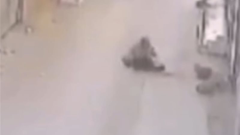 إصابة أم وطفلتها