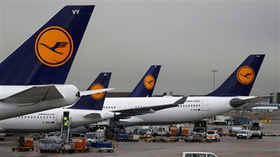 لوفتهانزا تُعلن إلغاء عدد كبير من الرحلات بسبب إضراب الطيارين والمضيفين