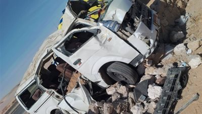 مصرع شخص وإصابة 13 بينهم 3 حالات خطرة في انقلاب ميكروباص بالطريق الصحراوي بالمنيا