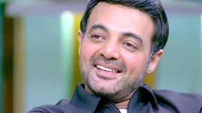 عمرو محمود ياسين يدافع عن ياسمين عبد العزيز بعد إلغاء تتر 