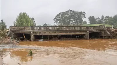 عاصفة تضرب الجزيرة الشمالية في نيوزيلندا.. وتسبب شلل جوي وانقطاع الكهرباء